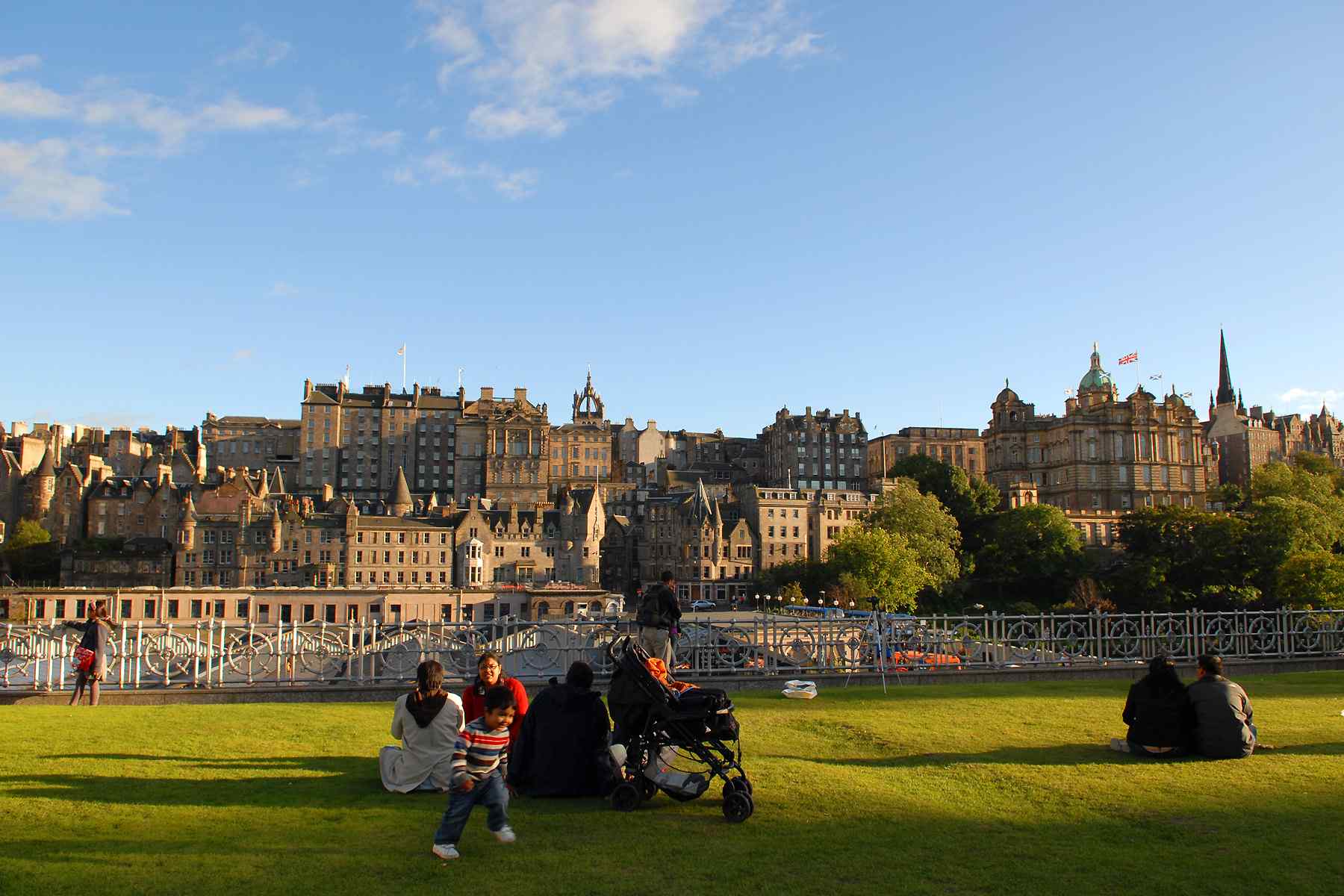 苏格兰爱丁堡悠闲城市风景图片高清桌面壁纸