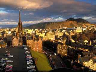 苏格兰爱丁堡晨光中的城市风景图片高清桌面壁纸