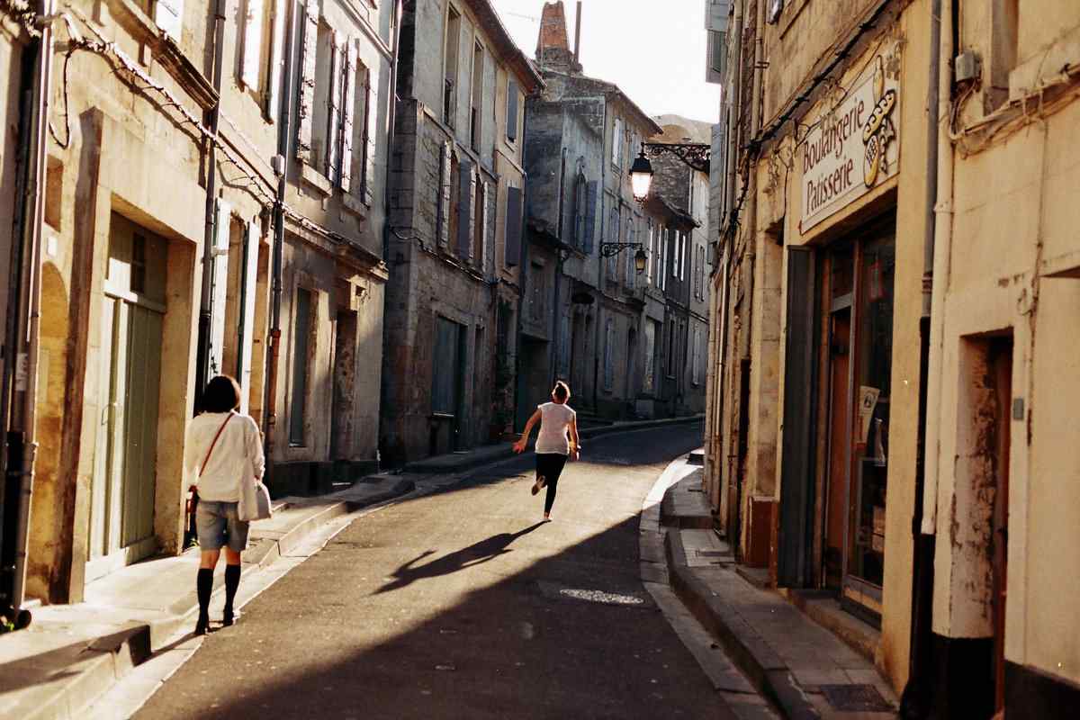 文艺的法国小镇阿尔勒风景桌面壁纸图集