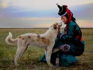 蒙古草原牧民与狗