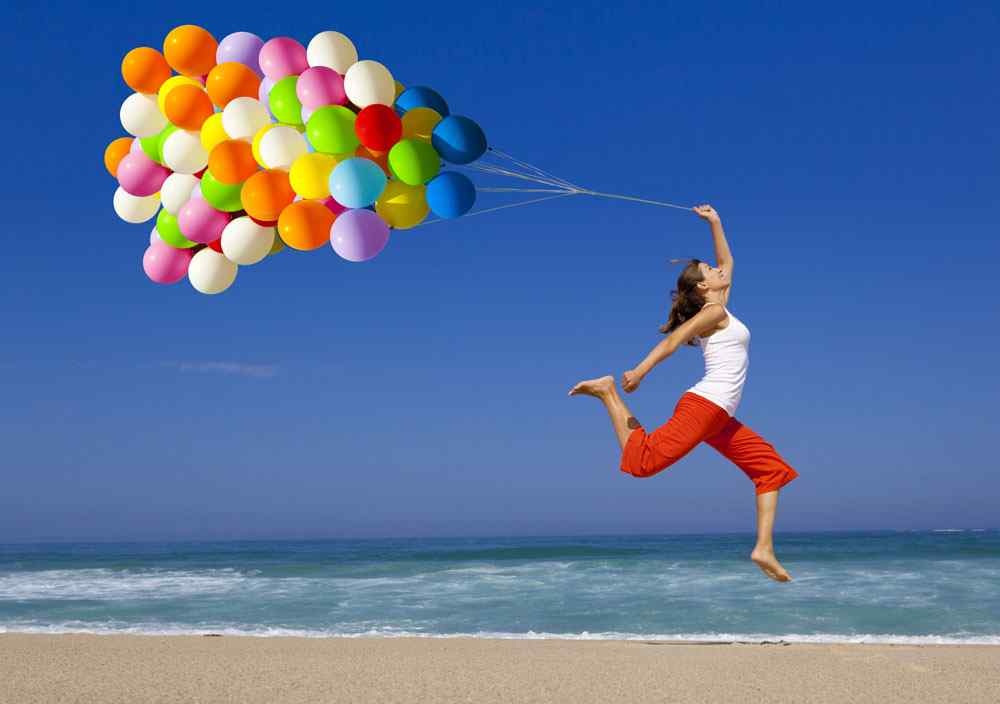 海边美女手拿气球跳跃图片电脑桌面高清壁纸