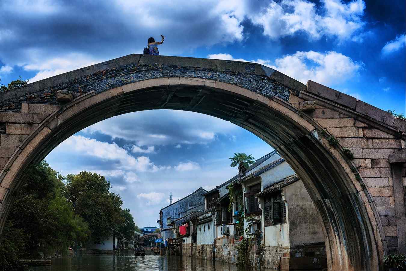 文艺的南浔古镇之站在桥上拍天空的女孩壁纸