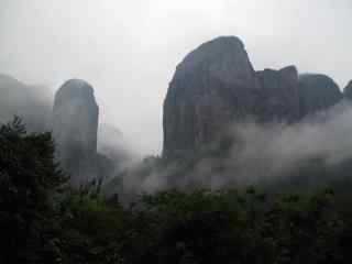 云雾缭绕的仙居神仙居山景桌面壁纸