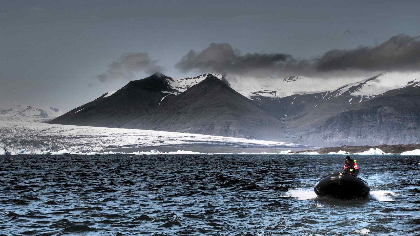 瑰丽壮观的冰岛山川湖泊风光桌面壁纸