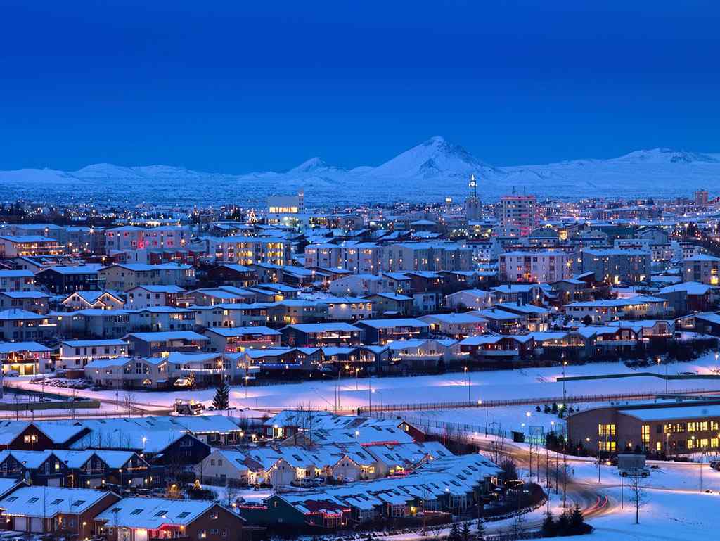 冰岛首都雷克雅未克华灯初上唯美夜景桌面壁纸