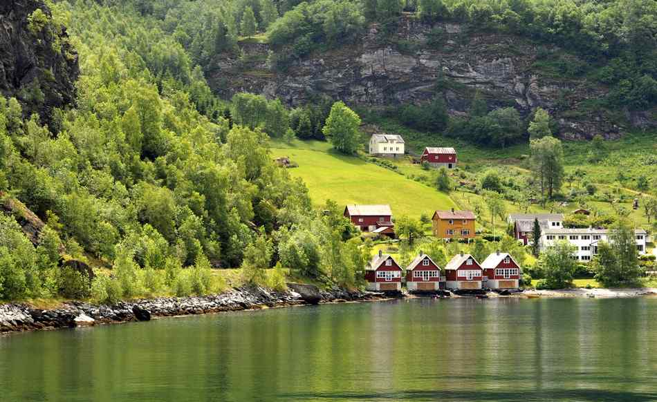 挪威峡湾田园小镇风景高清电脑桌面壁纸