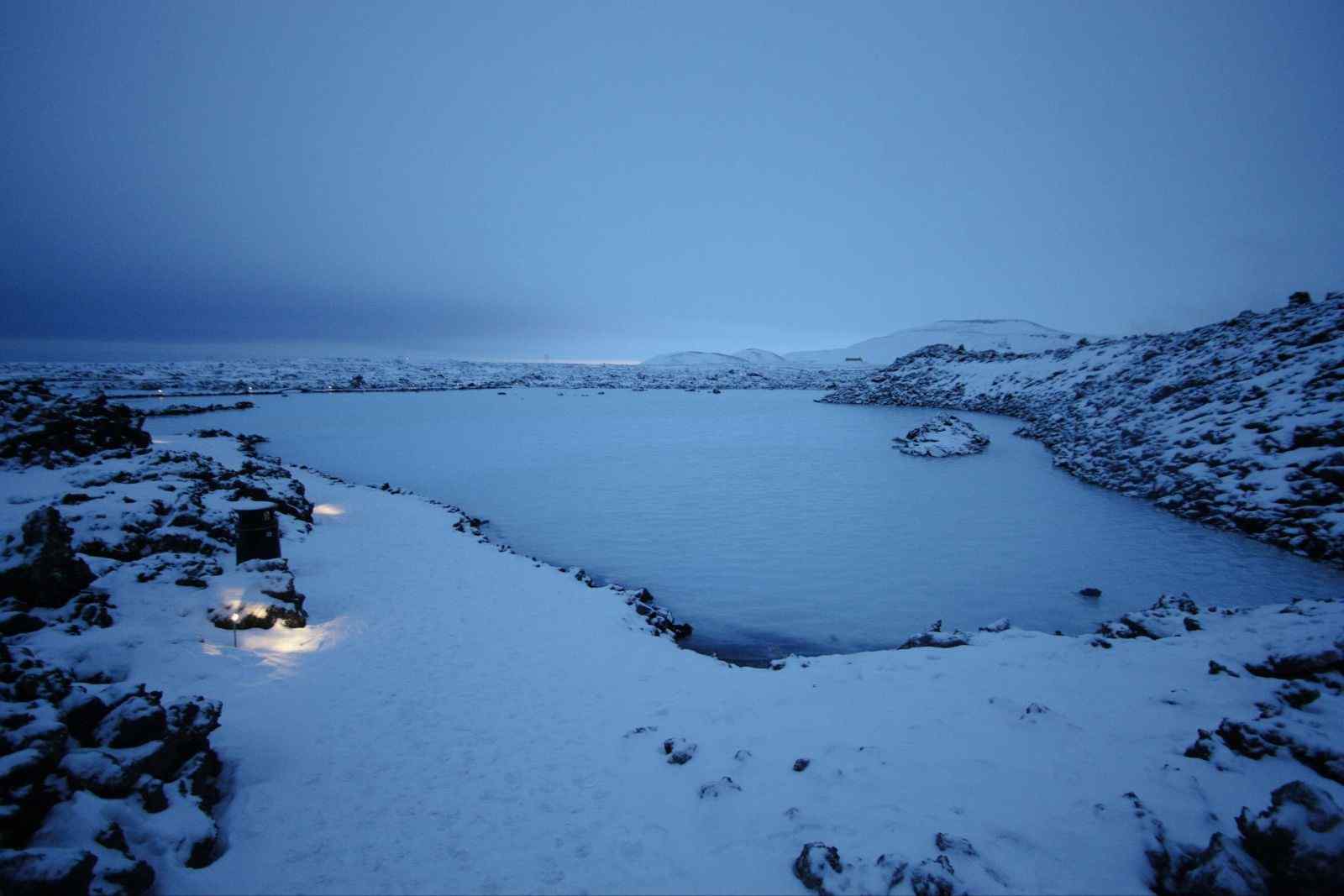 冰岛静谧雪地夜景桌面壁纸