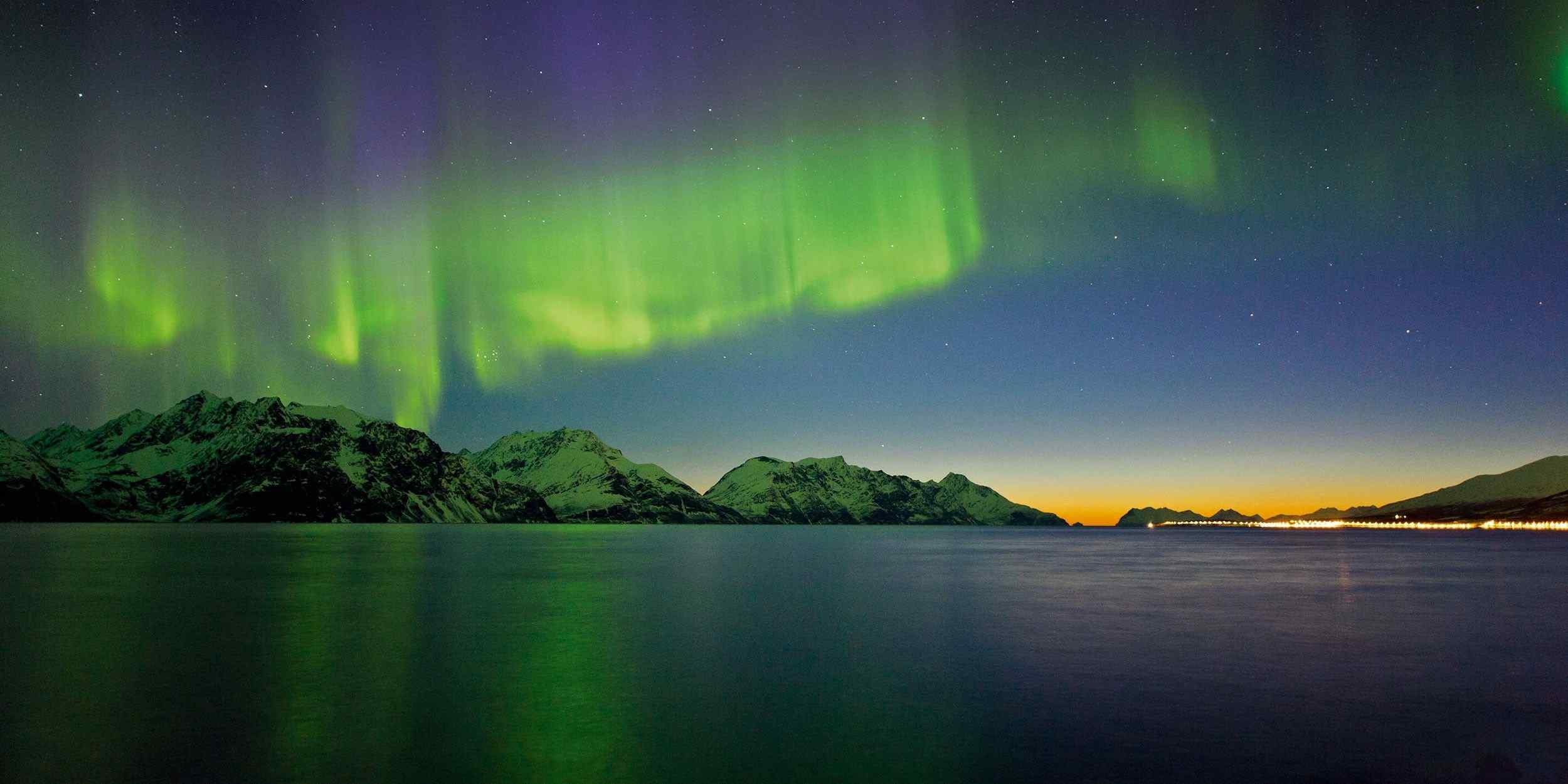 挪威海岛极光风景高清电脑桌面壁纸