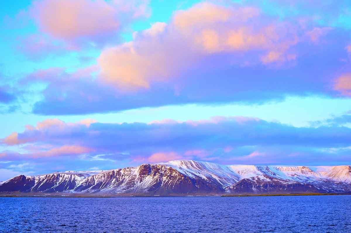 冰岛唯美黄昏雪山湖泊风景桌面壁纸