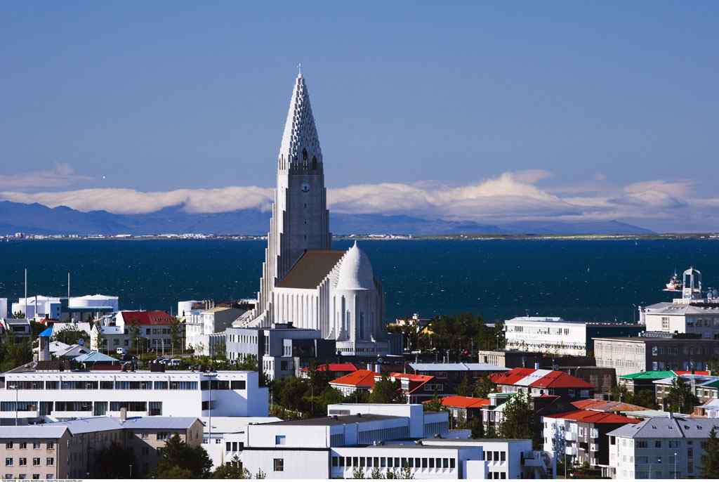 冰岛首都雷克雅未克北欧清新城市风光桌面壁纸