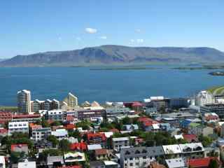冰岛首都雷克雅未克蓝天白云城市风光桌面壁纸