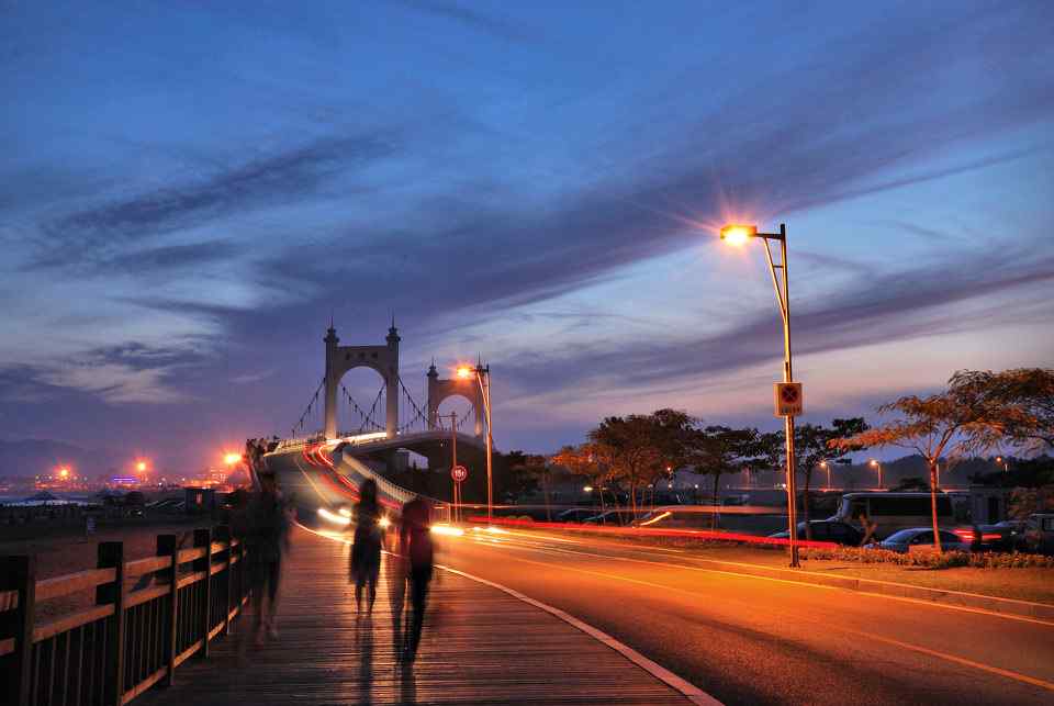 大桥上的灯光夜景大连城市风景桌面壁纸