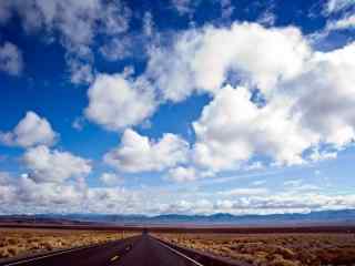 蓝天白云下的美国66号公路桌面壁纸