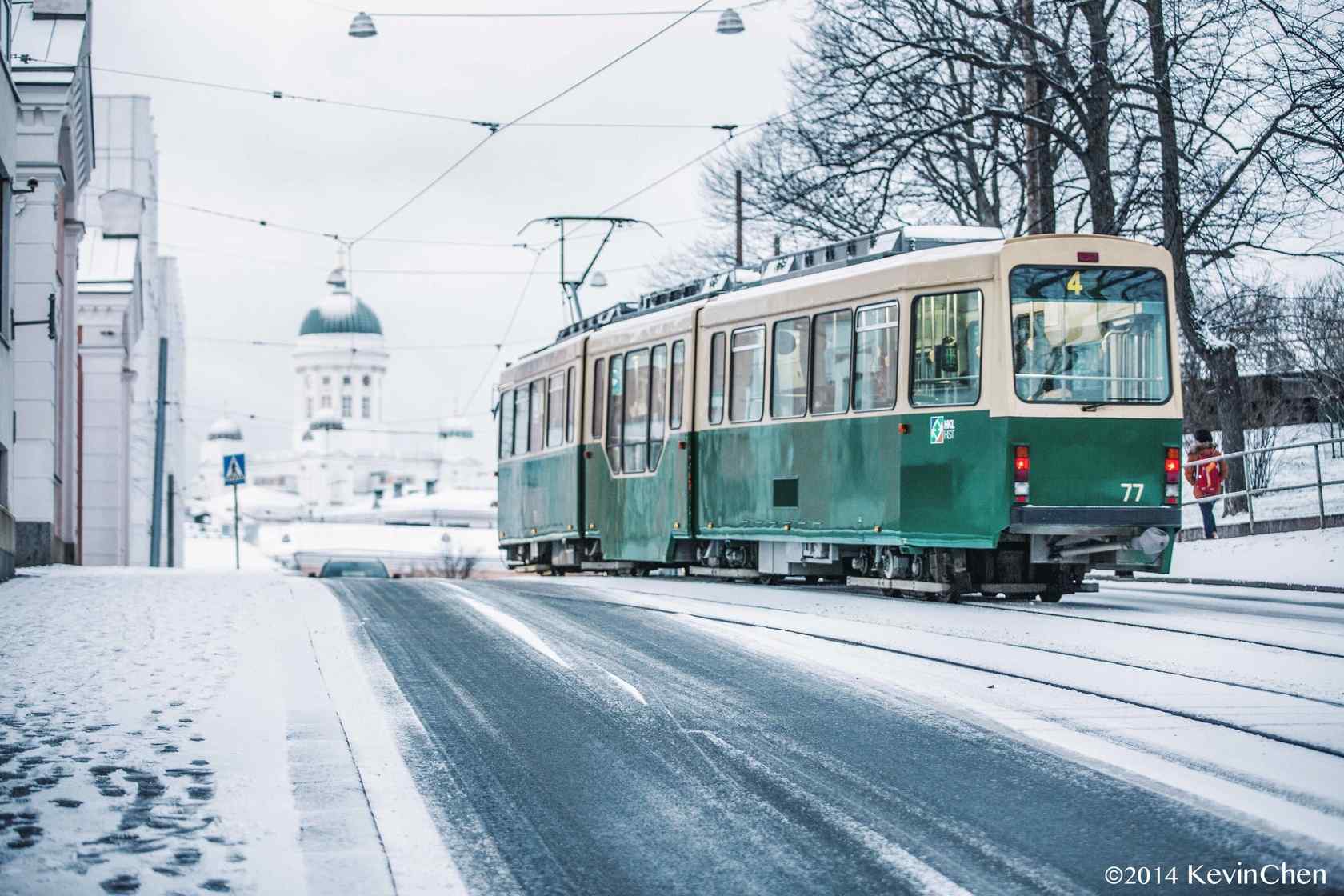  芬兰浪漫城市雪中电车桌面壁纸