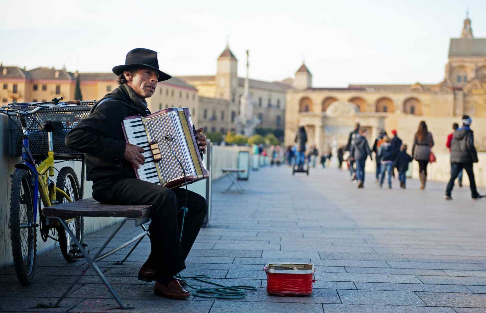 西班牙科尔多瓦清晨街头艺人拉手风琴桌面壁纸