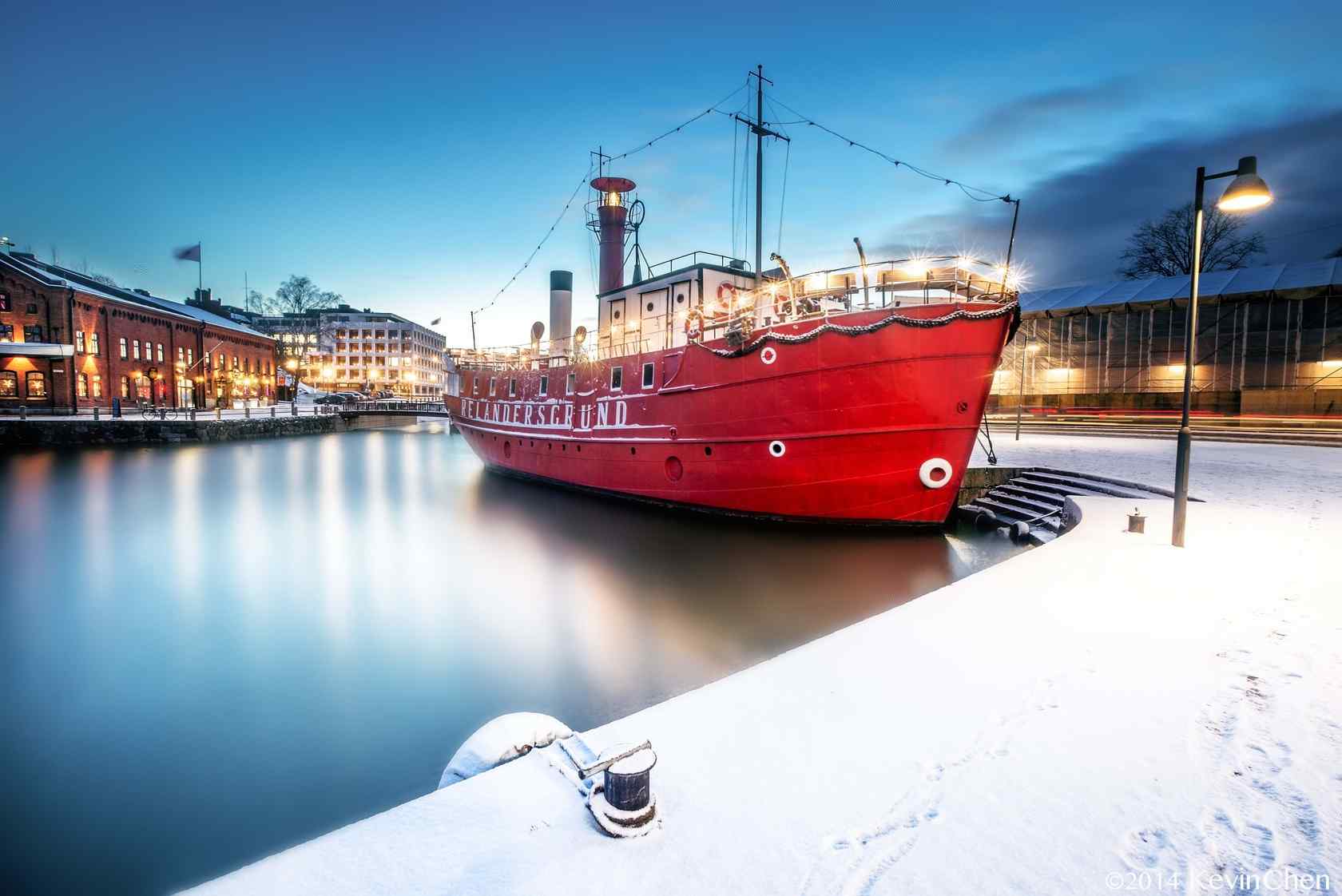 芬兰唯美雪景华灯初上的冰上游轮桌面壁纸