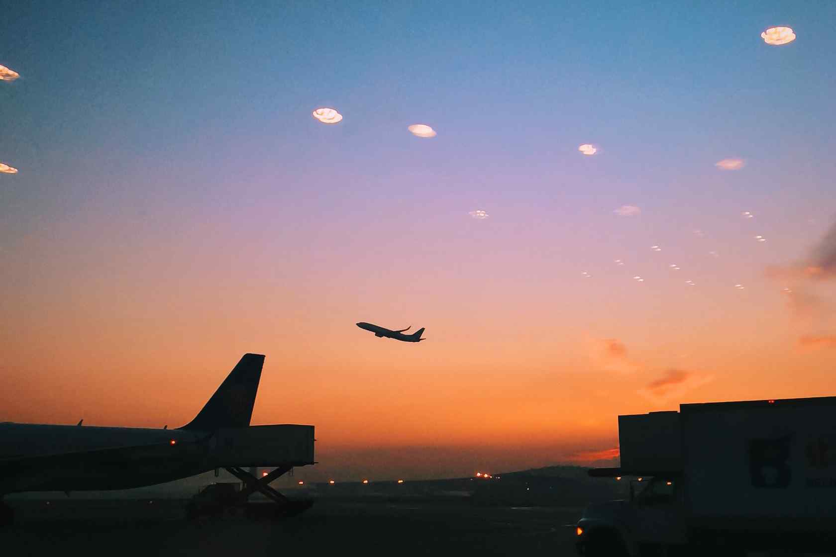 夕阳下起飞的飞机唯美风景桌面壁纸