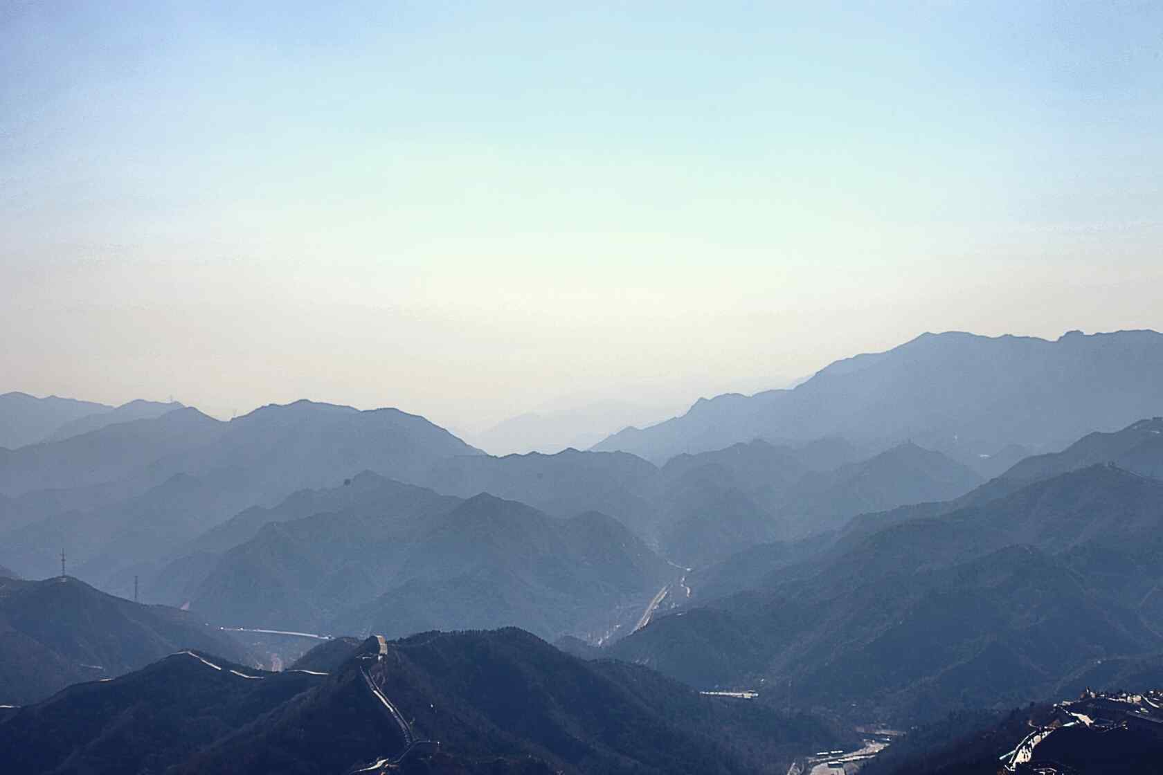 北京八达岭长城云雾中的长城桌面壁纸