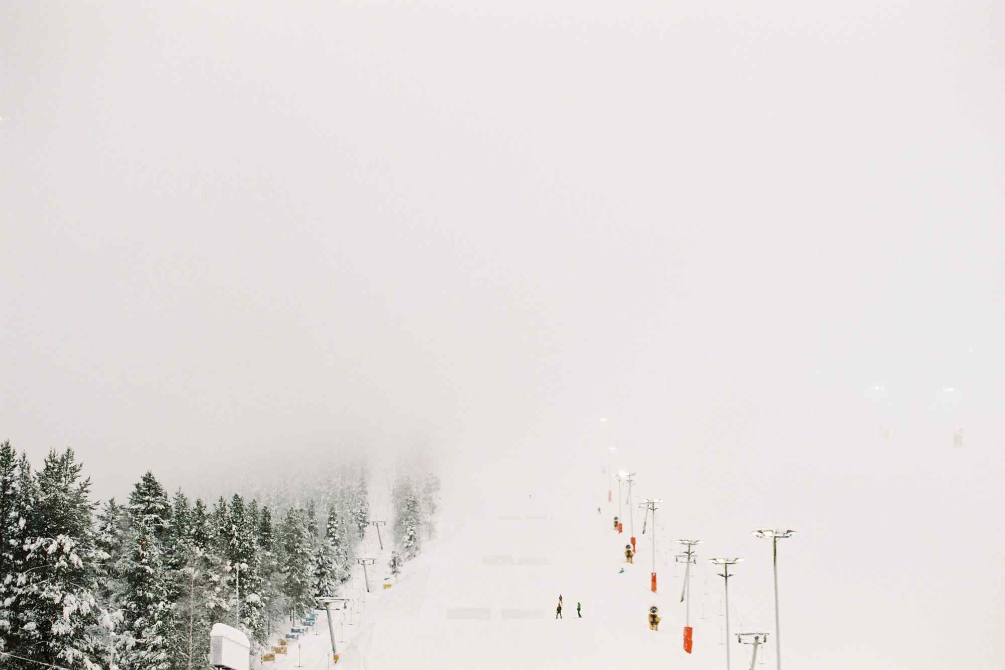 纯白雪雾中的芬兰滑雪场桌面壁纸