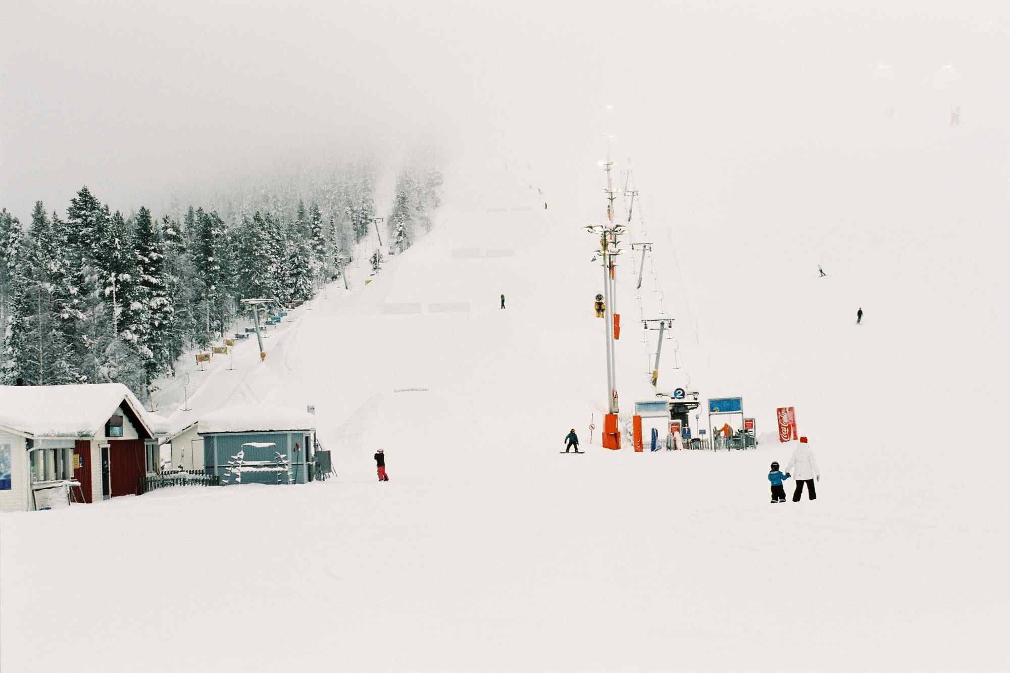 纯白雪雾中的芬兰唯美滑雪场桌面壁纸