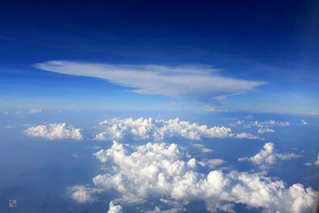 机窗外的云卷云舒桌面壁纸
