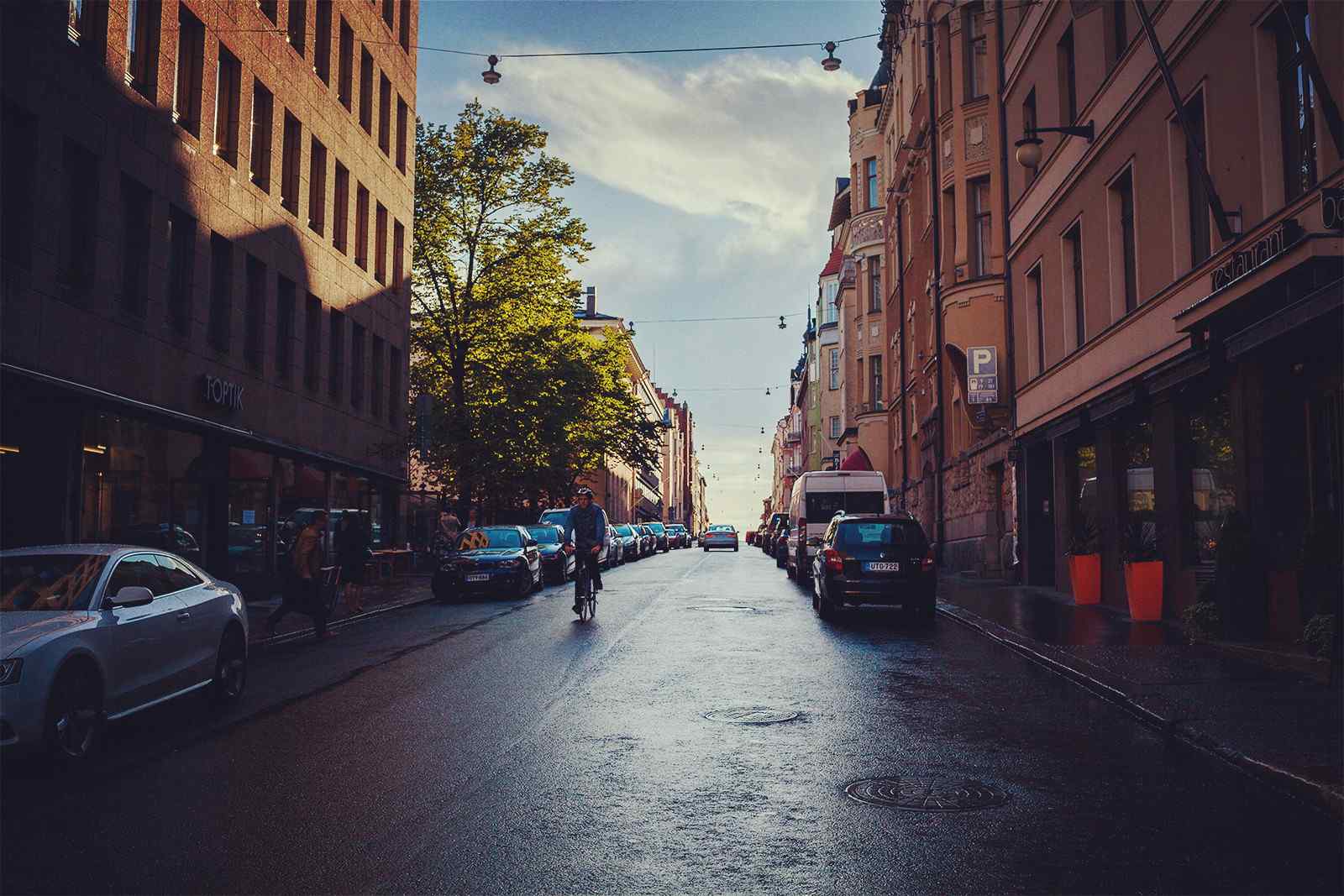 北欧城市风光雨后清新芬兰城市街景桌面壁纸