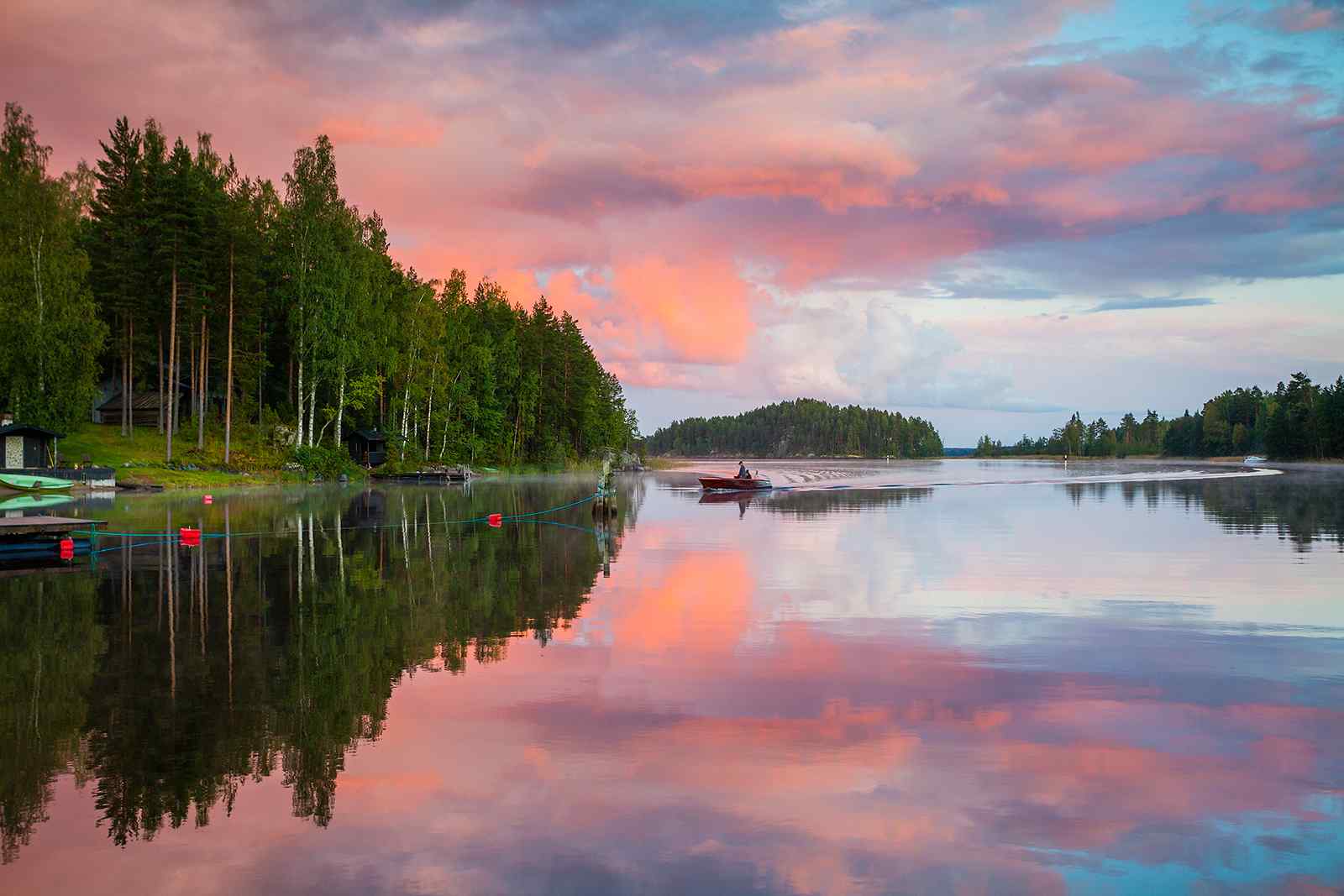 美丽如画的芬兰湖边晚霞桌面壁纸