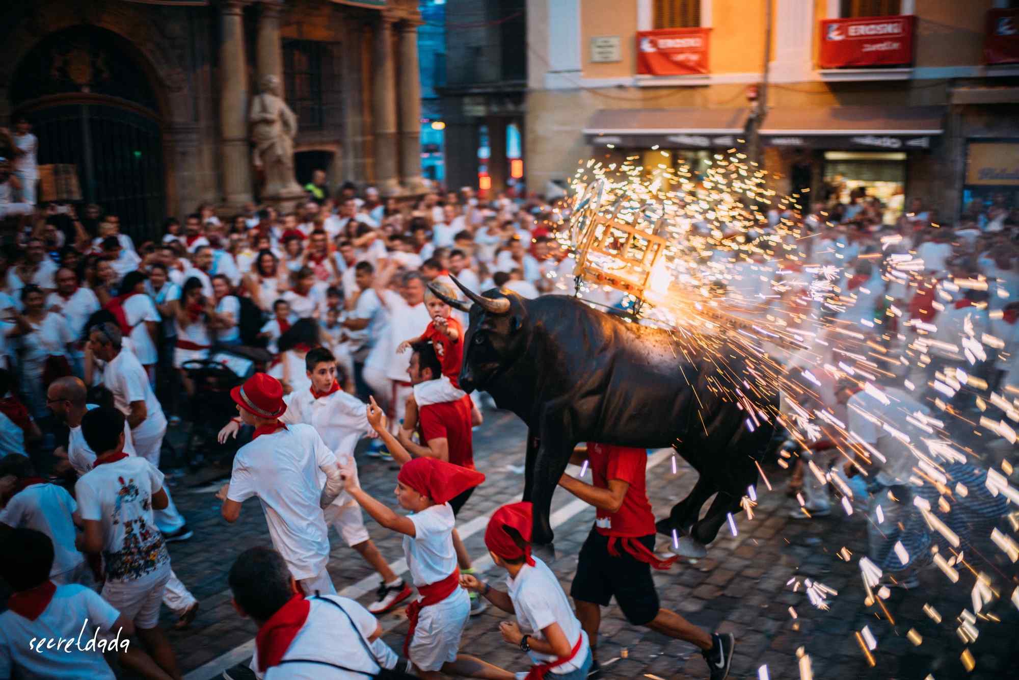西班牙潘普洛纳的奔牛节狂欢桌面壁纸 -桌面天