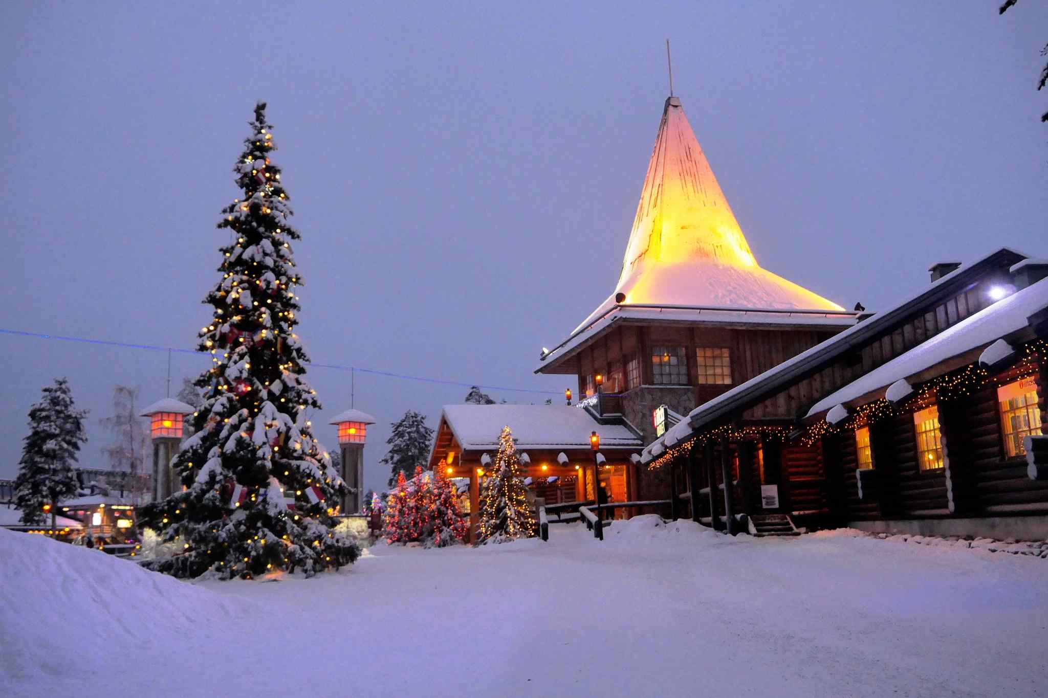圣诞灯光雪景芬兰风景桌面壁纸