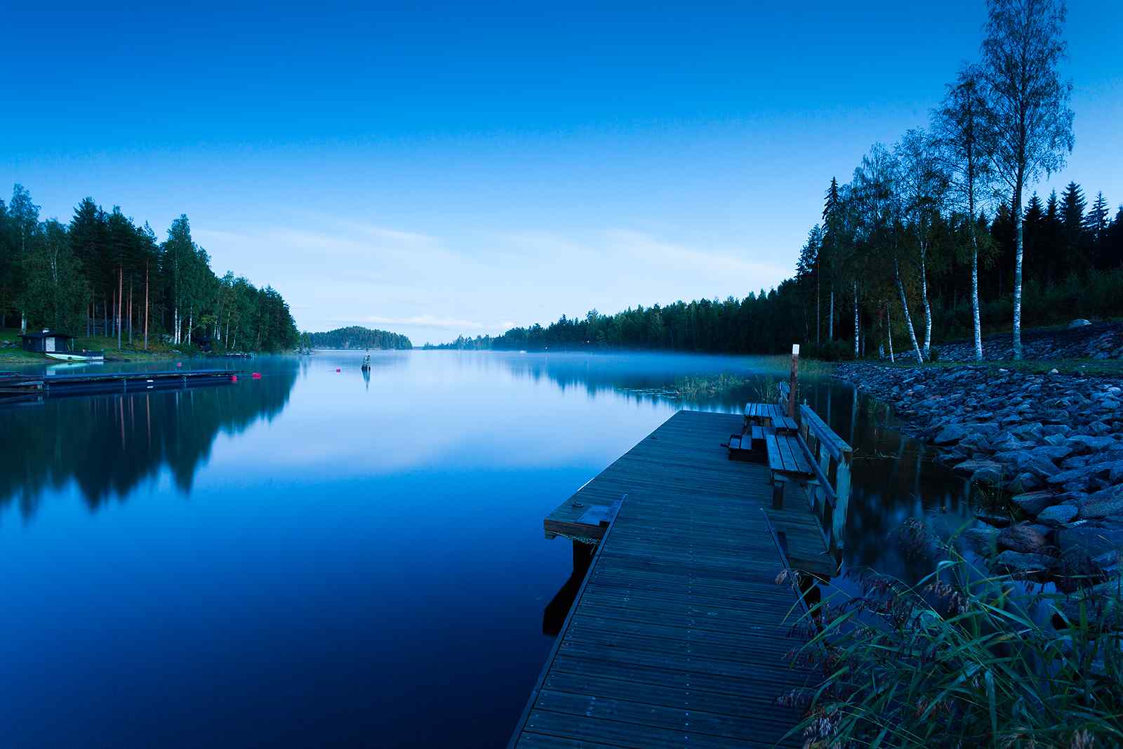 清晨澄澈的湖边风光芬兰自然风景桌壁纸