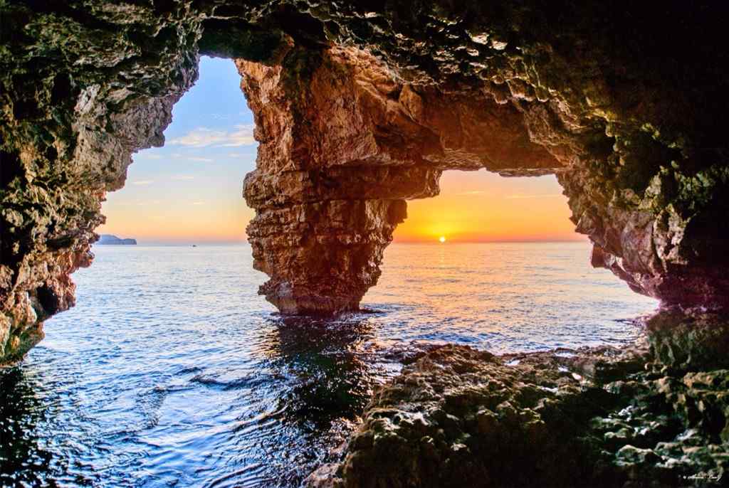 西班牙海岩洞的日出桌面壁纸