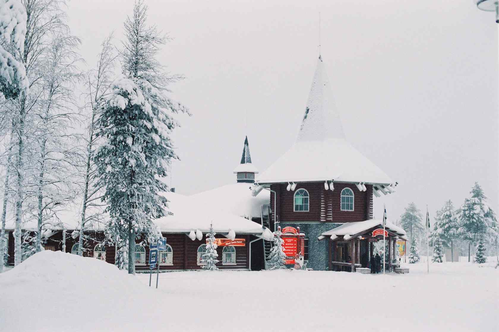 北欧风情小屋山林雪景芬兰自然风景桌面壁纸