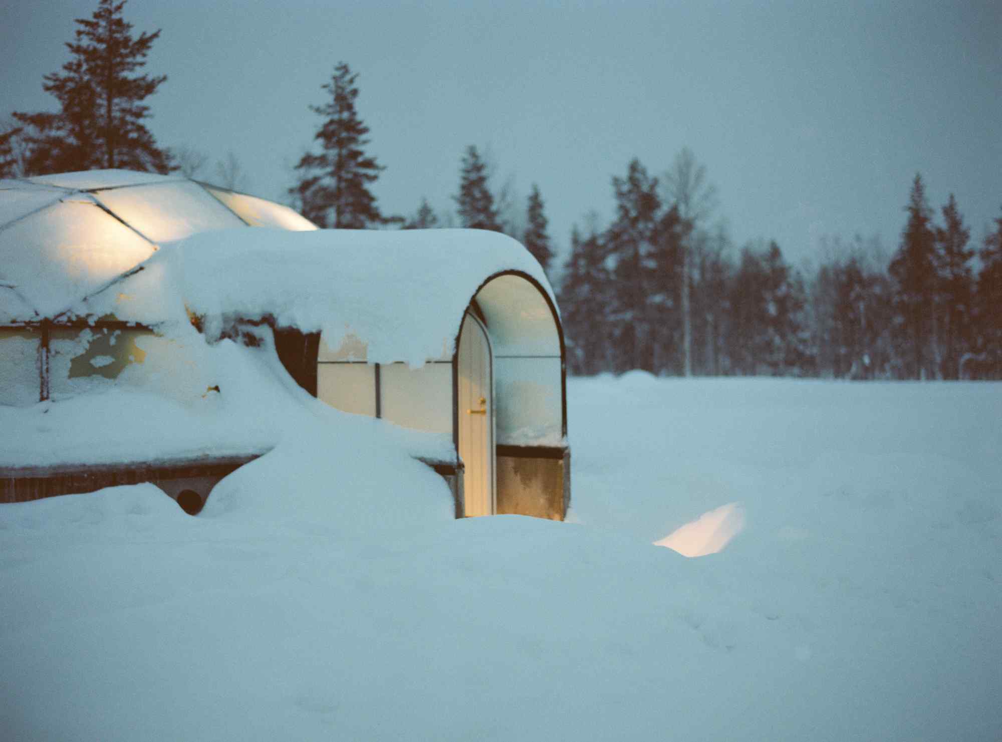 芬兰浪漫雪中玻璃屋桌面壁纸