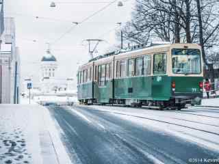  芬兰浪漫城市雪中电车桌面壁纸