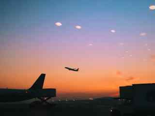 夕阳下起飞的飞机唯美风景桌面壁纸