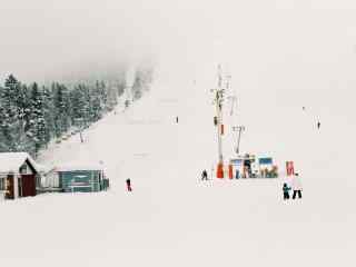 纯白雪雾中的芬兰唯美滑雪场桌面壁纸