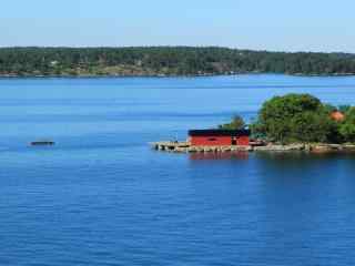 清新澄澈的芬兰湾湖泊森林风景桌面壁纸