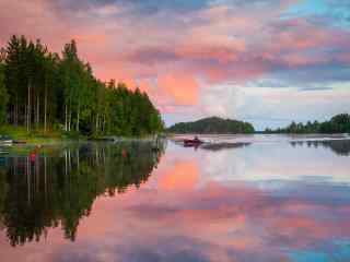 美丽如画的芬兰湖边晚霞桌面壁纸