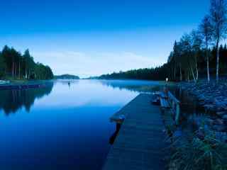 清晨澄澈的湖边风光芬兰自然风景桌壁纸