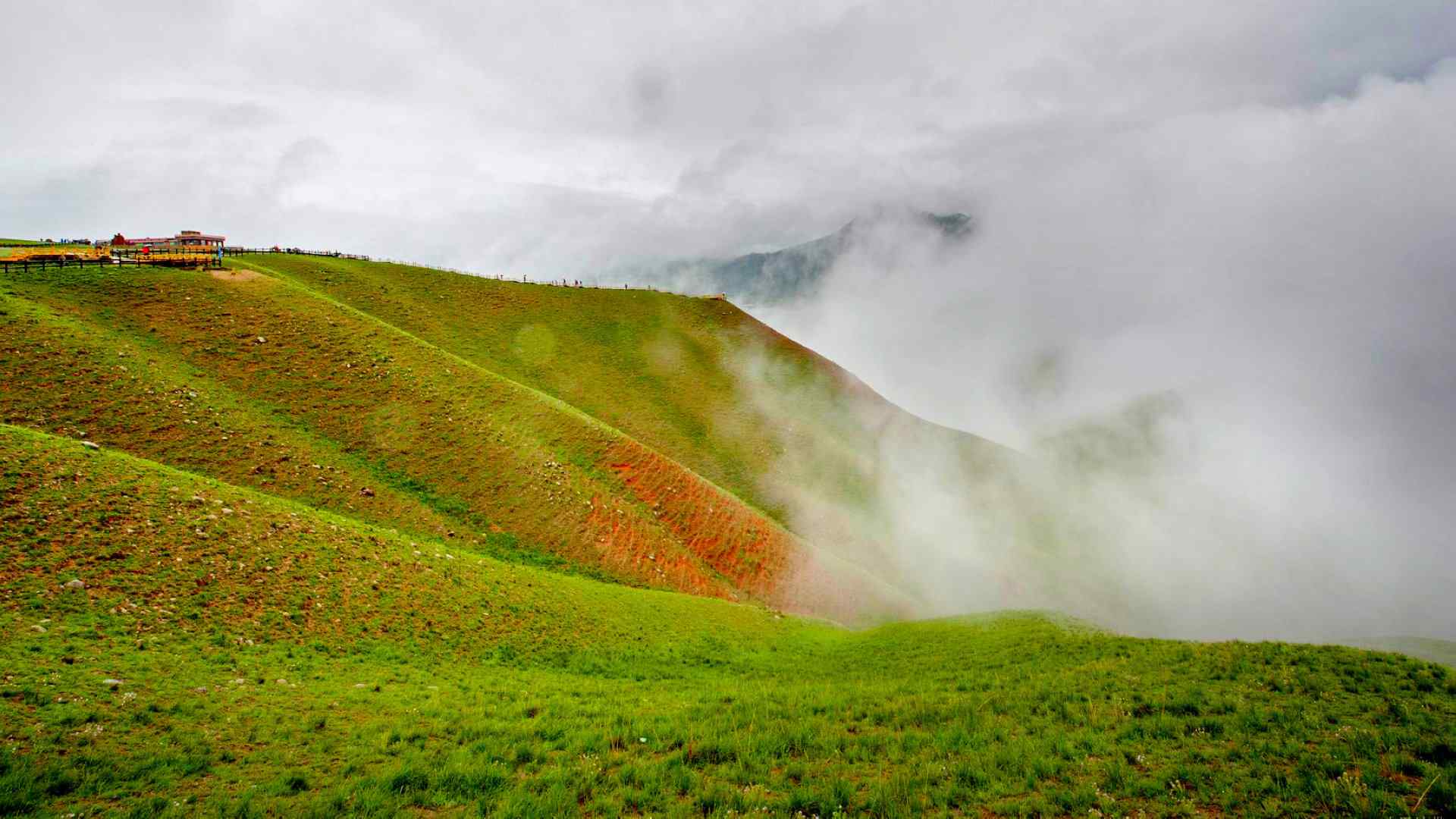 雾色中的青海祁连山优美风景高清电脑壁纸