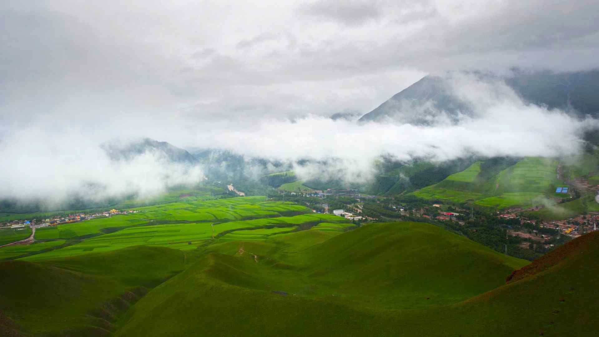 雾色中的青海祁连山优美风景高清电脑壁纸