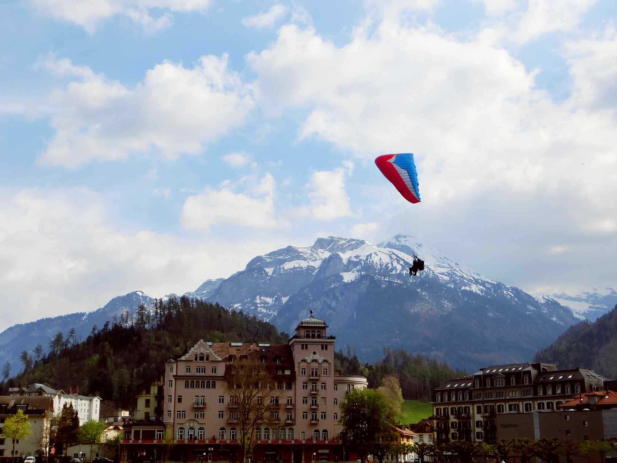 瑞士山村上空的滑翔伞桌面壁纸