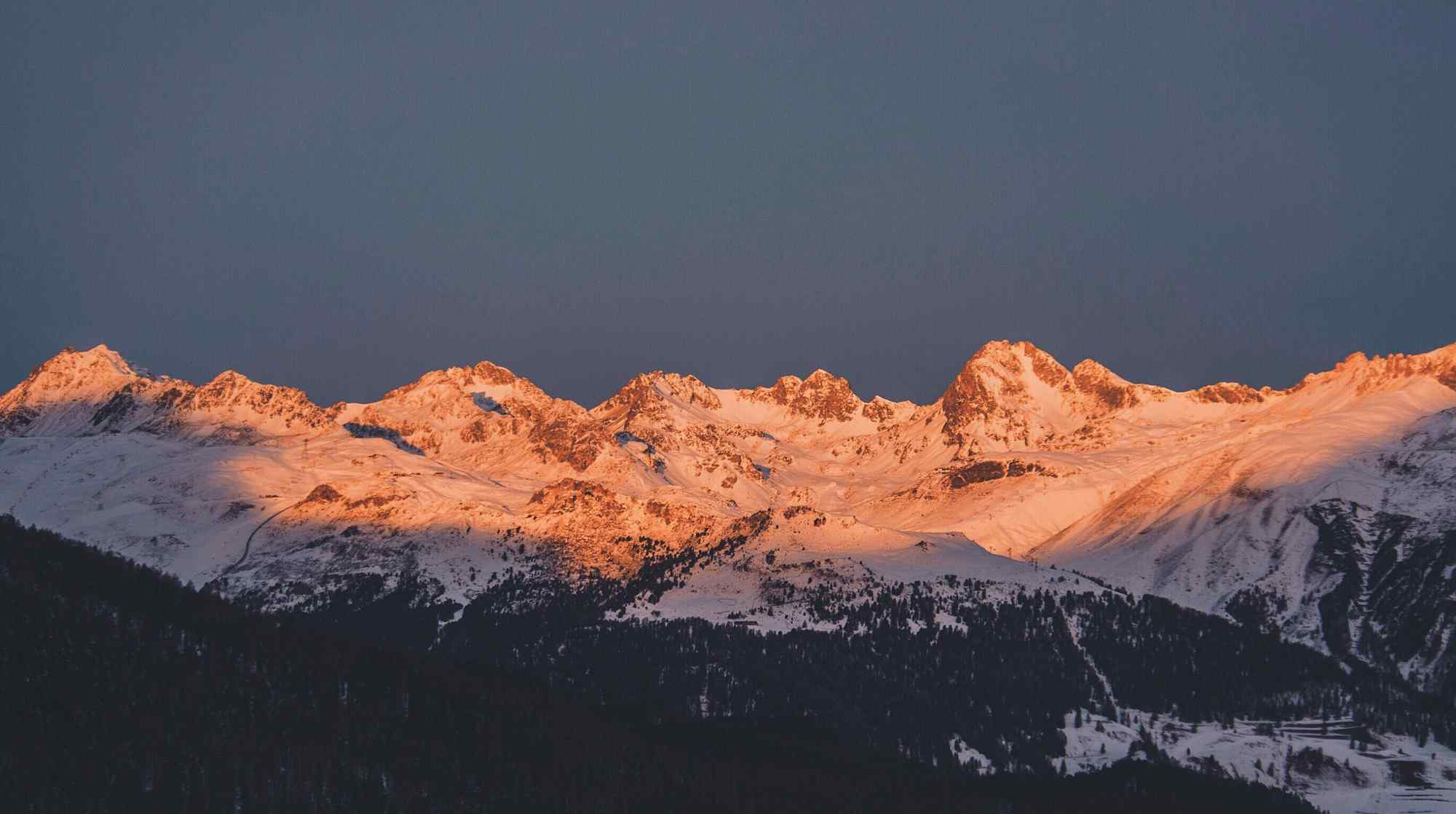 瑞士雪山顶唯美日出桌面壁纸