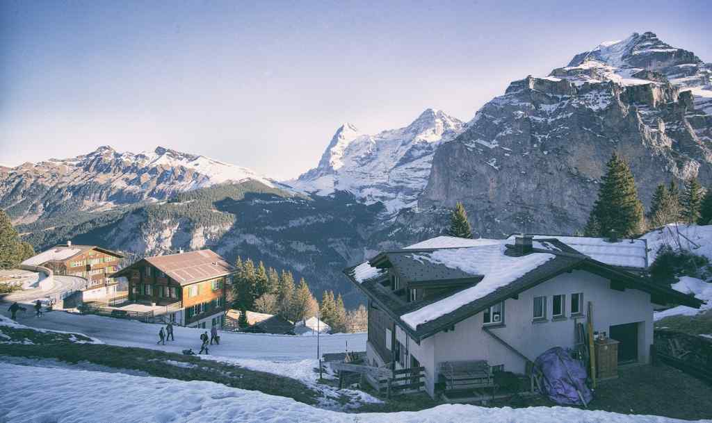 瑞士雪山小屋桌面壁纸