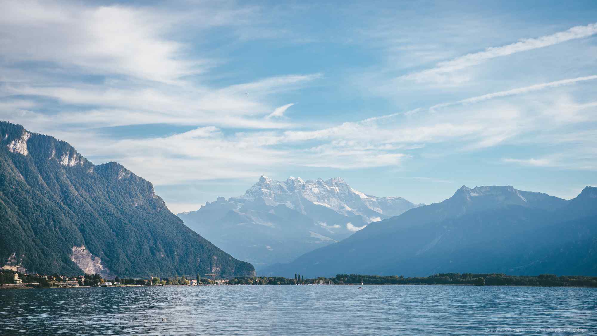 瑞士唯美的湖光山色桌面壁纸