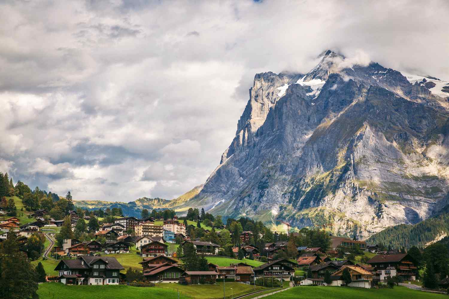 瑞士雪山脚下的绿色山村桌面壁纸