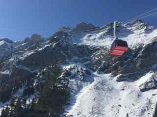 瑞士雪山红色缆车