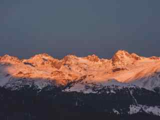 瑞士雪山顶唯美日出桌面壁纸
