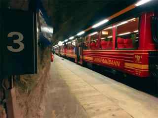 瑞士红色的地下列车桌面壁纸