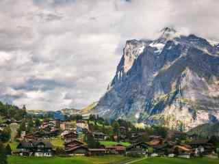 瑞士雪山脚下的绿色山村桌面壁纸